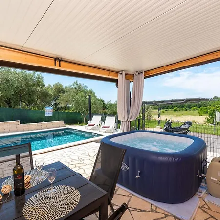 Pendolina Mit Privatem Pool Und Jacuzzi
